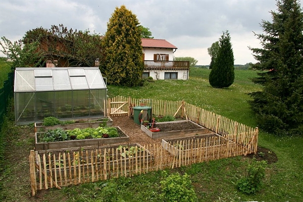 Bauerngarten mit Staketenzaun Kastanienholz